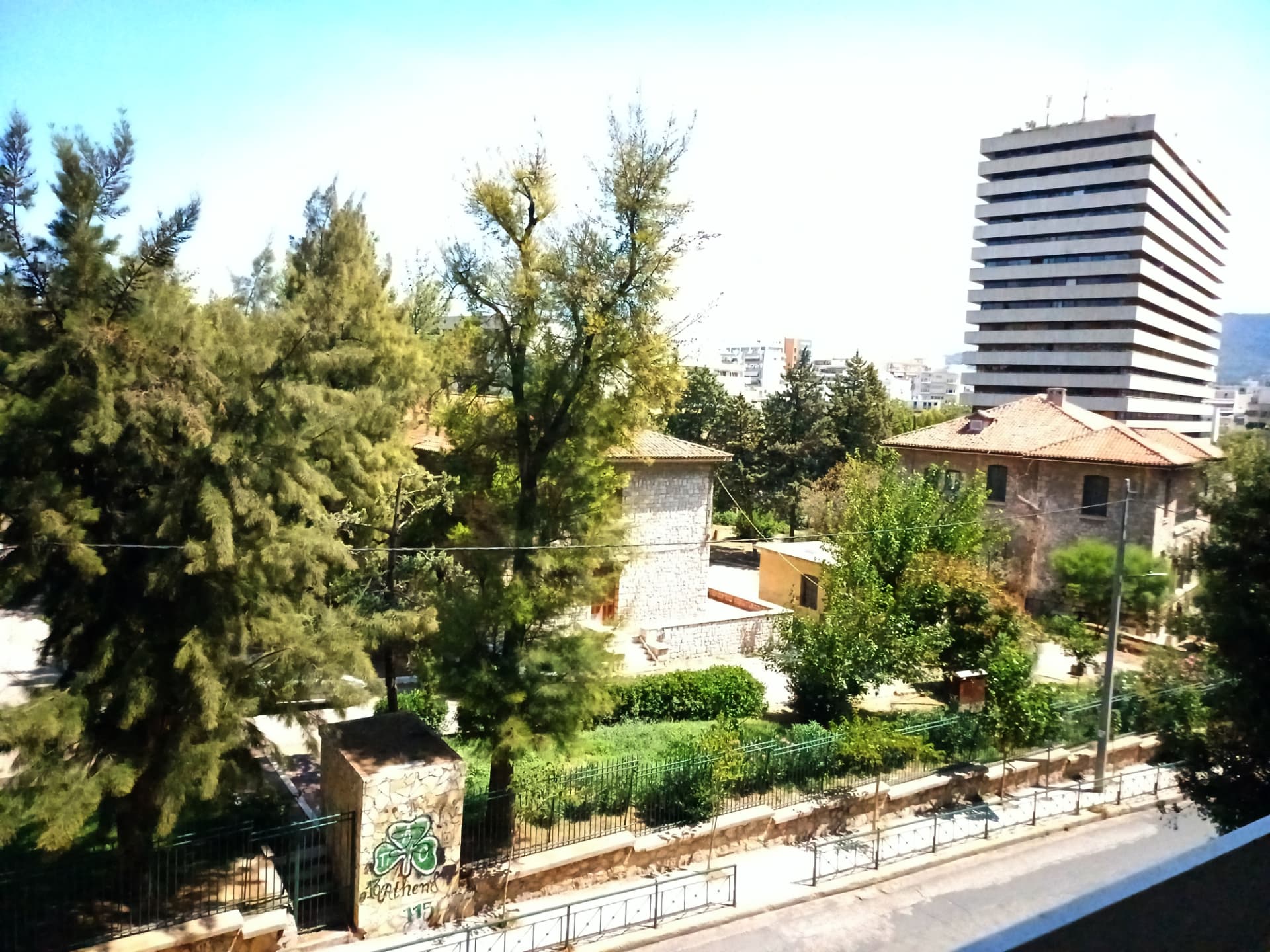 Θέα από το ιατρείο προς το πράσινο του Γηροκομείου Αθηνών