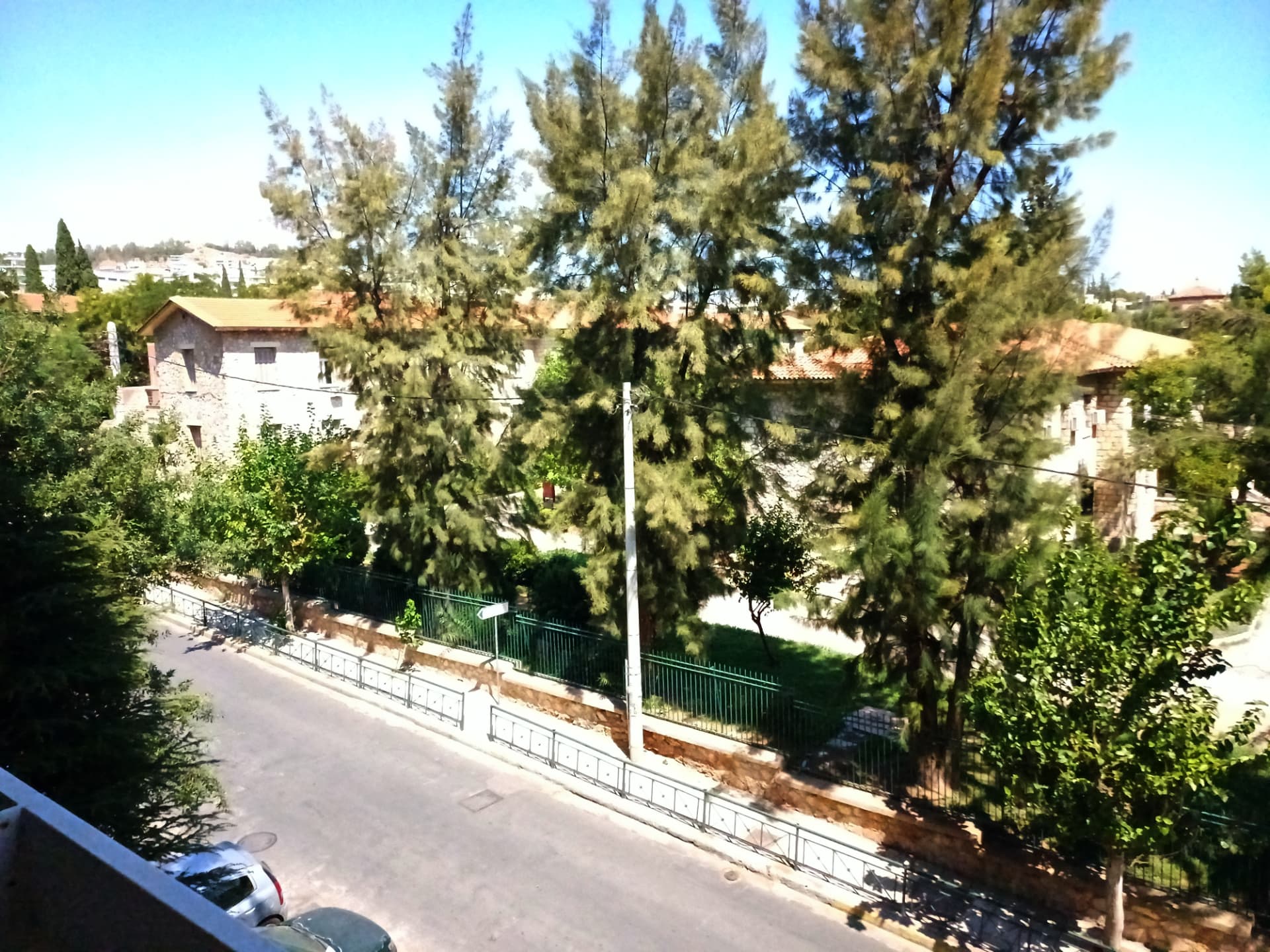 Ήσυχος δρόμος με δέντρα μπροστά από το ιατρείο